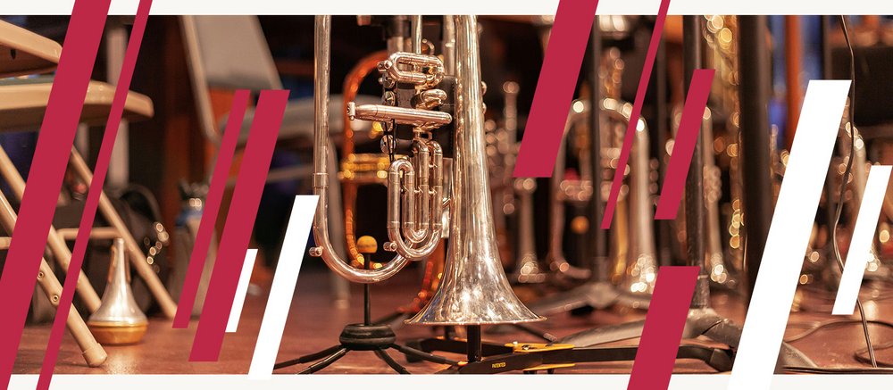 Blasinstrumente auf einer Bühne in ihren Halterungen