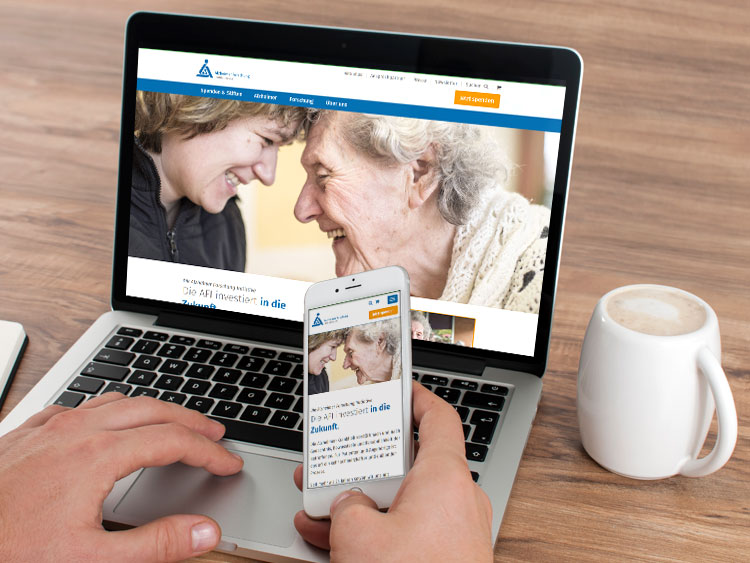 Startseite und mobile Darstellung der responsiven TYPO3 Webseite der Alzheimer Forschung Initiative e.V.