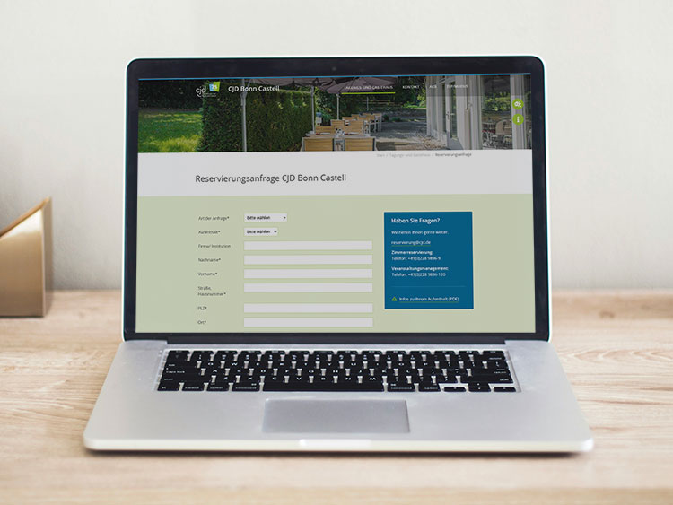 Laptop mit Reservierungsformular bei CJD-Bonn Castell